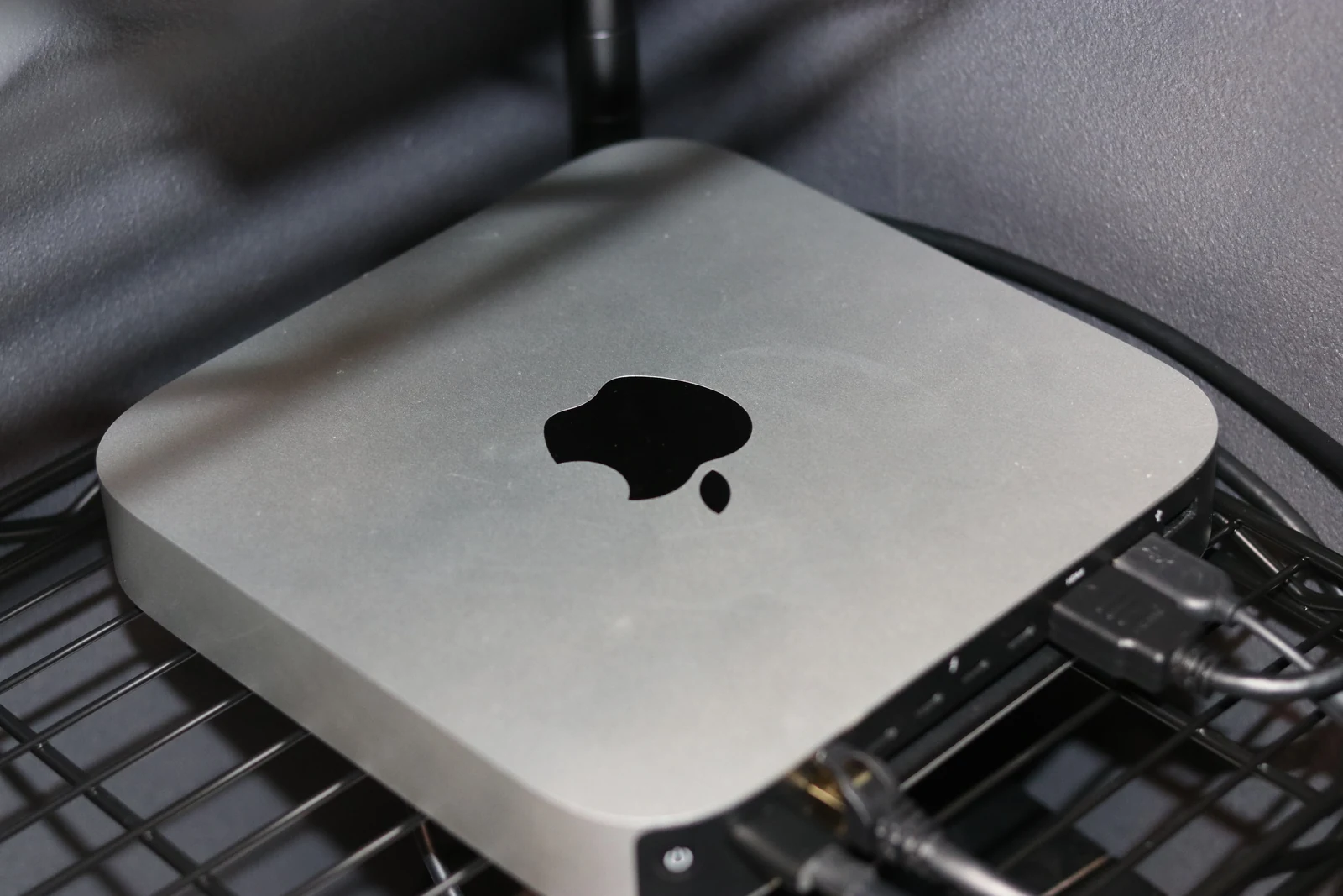 M2 Pro Mac miniを実際の設置環境で撮影した写真